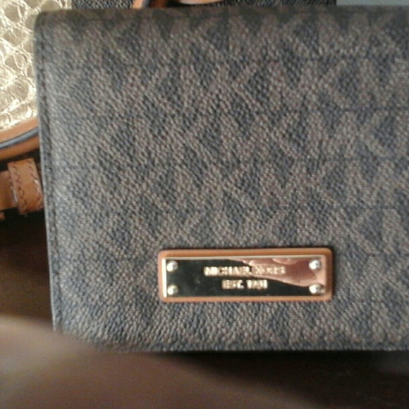 MK Handbag with matching wallet. - Picture 4 of 4